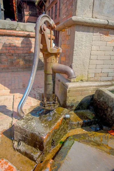 BHAKTAPUR, NEPAL - 04 DE NOVIEMBRE DE 2017: Primer plano de un grifo metálico al aire libre en Bhaktapur, esta es la ciudad con más templos para la zona — Foto de Stock