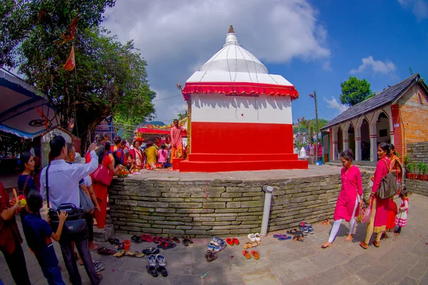 Katmandu, Nepal - 04 Eylül 2017: sarhoş beyaz ve kırmızı yapısı heykeller açık Bindabasini Tapınağı, saygılar veren tanımlanamayan kişidir büyük dini önem — Stok fotoğraf