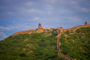 Rajasthan Hindistan Jaipur Amber fort. Yatay panoramik görünüm dağın zirvesine mimarisinde Antik Hint Sarayı