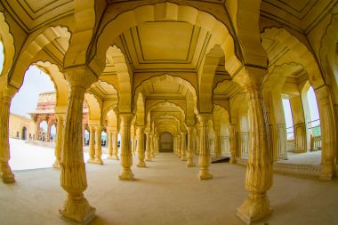 Amer, Hindistan - 19 Eylül 2017: Collumned sarı Amber Fort Jaipur, Rajasthan, Hindistan yakınındaki Sattais Katcheri Salonu'nda. Amber Fort ana turistik Jaipur bölgesinde balık göz etkisi 's
