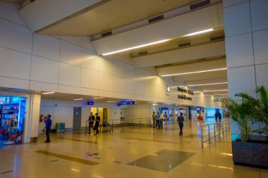 Delhi, Hindistan - 19 Eylül 2017: Uluslararası Havaalanı Delhi içinde yürüyüş kimliği belirsiz, Indira Gandhi Havalimanı dünyanın en yoğun 32th kişidir