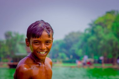 Delhi, Hindistan - 16 Eylül 2017: Portre kadar kimliği belirsiz gülümseyen Hint çocuğun kamera Delhi'deki bakarak