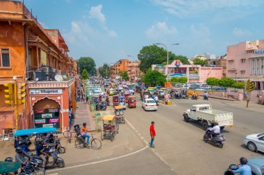 Jaipur, Hindistan - 20 Eylül 2017: Otomobil, motosiklet ve Doğu kapısı, pembe şehir, Jaipur Hindistan yakın şehrin insanları karga