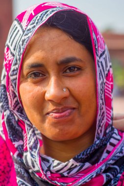 Jaipur, Hindistan - 19 Eylül 2017: Jaipur, Hindistan sokakların renkli bir hiyab ile kimliği belirsiz Hint kadın portresi