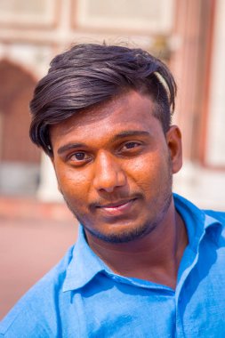 Amber, Hindistan - 19 Eylül 2017: Amber, Hindistan sokaklarında bir mavi t-shirt giyen tanımlanamayan bir Hintli adam portresi