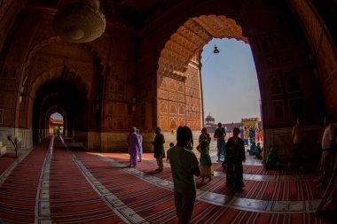 Delhi, Hindistan - 27 Eylül 2017: Görünümü bir büyük kapı ve kimliği belirsiz kişi ile tapınak içinde yürüyüş yoluyla bir tapınağın bir balık göz etkisi Jama Mescidi Camii Delhi, Hindistan,