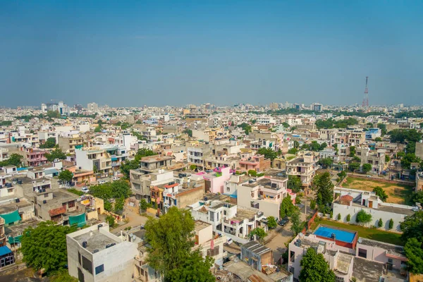 DELHI, ÍNDIA - SETEMBRO 25, 2017: Bela vista aérea da antiga cidade de edifícios coloridos no estado de Rajastão, na Índia — Fotografia de Stock