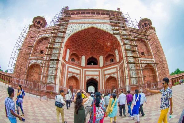 Agra, India - 20 settembre 2017: Persone non identificate alla Grande Porta, Darwaza-i rauza, ingresso principale alla tomba, Patrimonio Mondiale dell'UNESCO, Agra, Uttar Pradesh, India — Foto Stock
