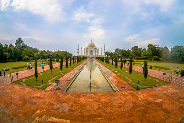 Agra, India - 20 de septiembre de 2017: Personas no identificadas caminando y tomando fotos del hermoso Taj Mahal, es un mausoleo de mármol blanco marfil en la orilla sur de la ciudad india de Agra, Uttar —  Fotos de Stock