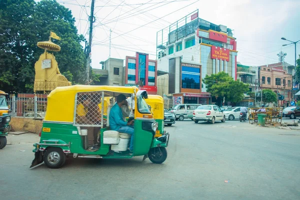 Agra, indien - 19. september 2017: unbekannter mann fährt motorrad, auf den straßen in zentralindien in agra, indien — Stockfoto