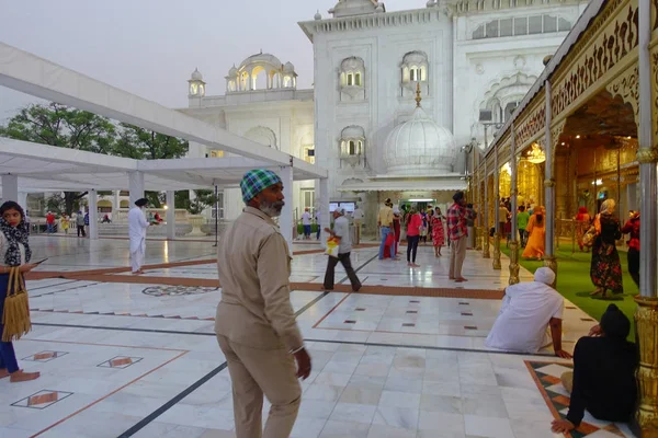 デリー, インド - 2017 年 9 月 19 日: 不明の人が有名な Sikh gurdwara インドの黄金寺院ハリマンディル ・ サーヒブ前広場でウォーキング — ストック写真