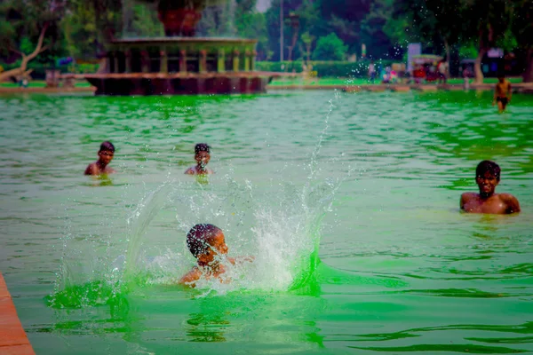 Delhi, India - 16 settembre 2017: smming indiano non identificato in un'acqua verde in uno stagno a Delhi, India — Foto Stock