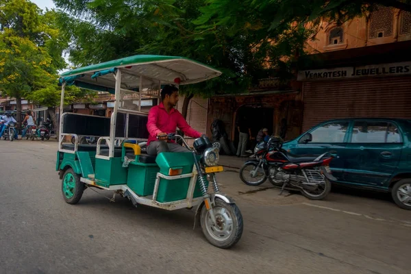 Delhi, India - 19 September 2017: Autorickshaw grön i den gatan, paharganj. Det finns många turist vistelse i detta område i delhi i Indien — Stockfoto