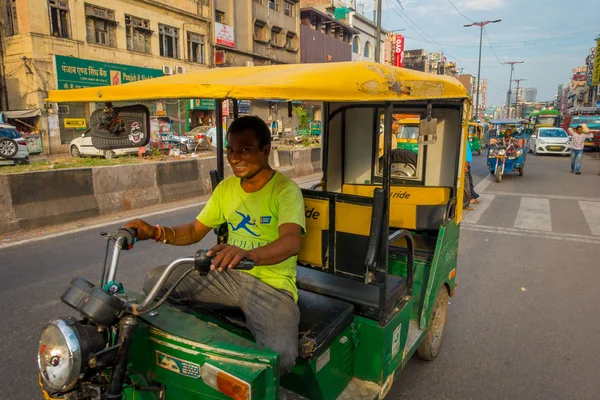 Delhi, indien - 25. september 2017: nahaufnahme von unbekannten personen im inneren einer grünen und einer auto-rikscha in der allee in paharganj, delhi. delhi ist die zweitbevölkerungsreichste stadt indiens — Stockfoto