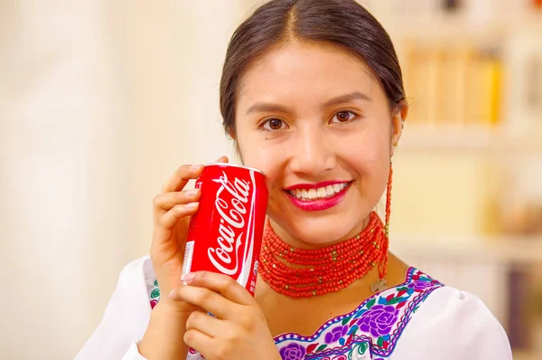 Quito, Ecuador - 06 de mayo de 2017: bonita joven indígena con una coca cerca de la cara — Foto de Stock