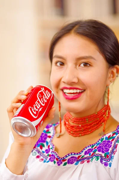 Quito, Ecuador - 06 maggio 2017: bella giovane donna indigena che beve una coca mentre sorride — Foto Stock