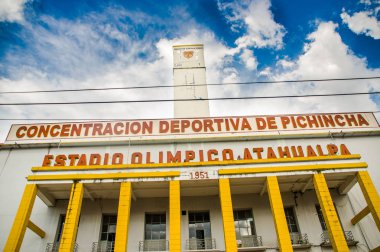 Quito, Ekvator - 11 Ekim 2017: Atahualpa Stadı'nda arka planda Quito, Ekvator, Güney Amerika başkenti güzel görünümü