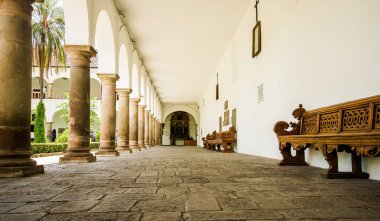 Quito, Ekvator - 06 Mayıs 2016: Güzel dumanlı yol hall şehir Quito içinde yer alan San Francis Kilisesi içinde