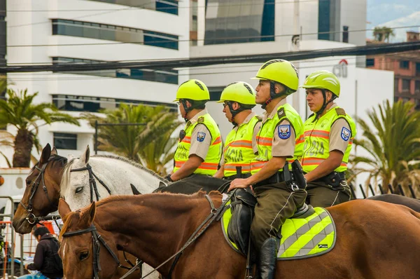 QUITO, ECUADOR - 11 DE OCTUBRE DE 2017: Policías ecuatorianos no identificados montando un caballo en el exterior del estadio Atahualpa durante el partido de fútbol de Argentina vs Ecuador — Foto de Stock