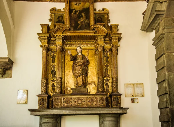 QUITO, ECUADOR - 25 DE OCTUBRE DE 2017: Pequeña pieza de altar con pinturas recientemente reiniciadas en la Iglesia y Convento de San Francisco en Quito, Ecuador —  Fotos de Stock