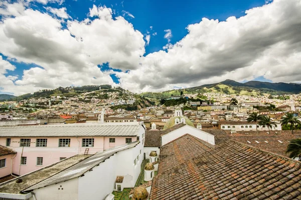 QUITO, ECUADOR - 06 MAGGIO 2016: Bella vista sulla città coloniale con alcune case coloniali situate nella città di Quito — Foto Stock