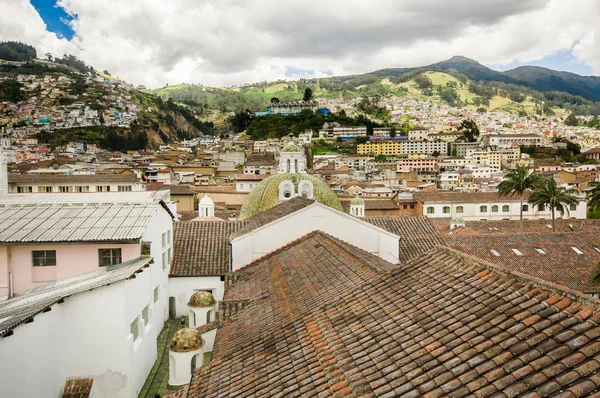 QUITO, ECUADOR - 06 MAGGIO 2016: Bella vista sulla città coloniale con alcune case coloniali situate nella città di Quito — Foto Stock