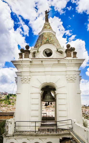 QUITO, ECUADOR - MAY 06 2016: Beautiful view of the dome of San Francis church with a view of colonial town with some colonial houses located in the city of Quito — Stock Photo, Image