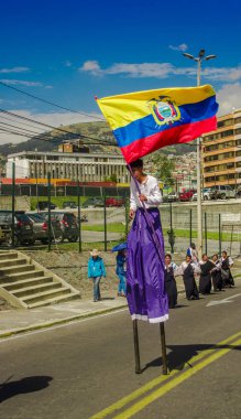 Quito, Ekvator - 23 Ekim 2017: Ekvador bayrak onun elinde tutan ve Mart ayında bir sopa üzerinde Quito festivaller geçit töreni sırasında uyanma genç okul öğrenci kapat