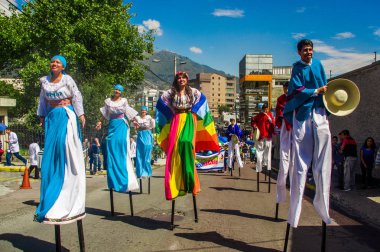 Quito, Ekvator - 23 Ekim 2017: Mart ayında bir sopa üzerinde Quito festivaller geçit töreni sırasında uyanma genç okul öğrenci grubunun kapat
