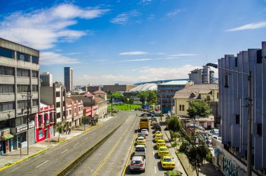 Quito, Ekvator - 23 Ekim 2017: Bazı eski binalar çok araba ile görüş hava görünümünü Quito, Ekvator havada park