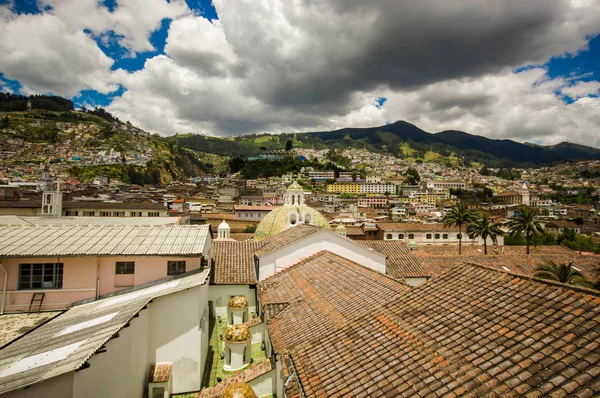 QUITO, ECUADOR - MAY 06 2016: Beautiful view of the colonial town with some colonial houses located in the city of Quito — Stock Photo, Image