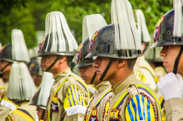 QUITO, ECUADOR - 23 DE OCTUBRE DE 2017: Grupo de jóvenes escolares con casco, listos para marchar en el desfile de las Fiestas de Quito —  Fotos de Stock