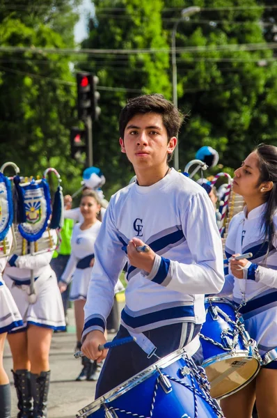 QUITO, ECUADOR - 23 ОКТЯБРЯ 2017: Группа молодых школьников, готовых маршировать на параде в Кито — стоковое фото