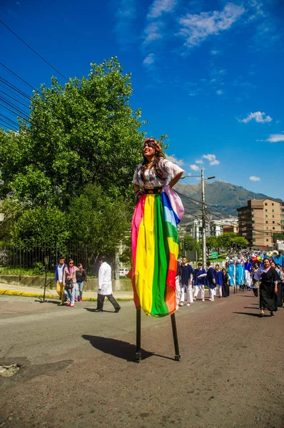 QUITO, ECUADOR - 23 DE OCTUBRE DE 2017: Acercamiento de un joven estudiante de escuela despertando sobre un bastón en la marcha durante el desfile de las Fiestas de Quito —  Fotos de Stock
