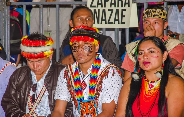 КУИТО, ЕКУАДОР - 23 октября 2017 года: Неопознанные люди носят перья в голове во время празднования Кито — стоковое фото