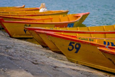 Pokhara, Nepal - 04 Kasım 2017: ahşap sarı tekne üst üste Begnas Gölü Pokhara, Nepal kapat