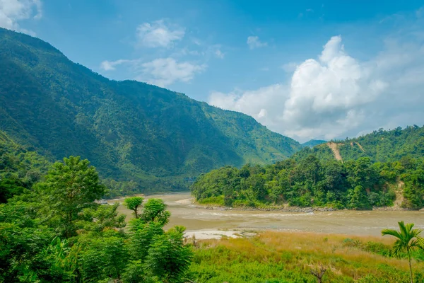 Bella vista sul paesaggio, con un fiume e vegetazione nelle montagne di Pokhara Kathmandu, Nepal — Foto Stock