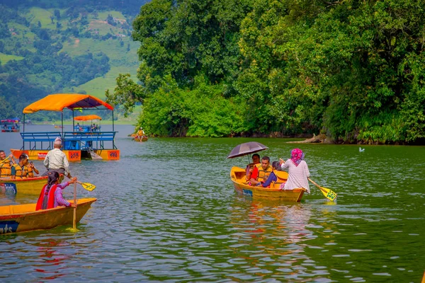 POKHARA, NEPAL - NOVEMBRO 04, 2017: Pessoas não identificadas remando os barcos no lago com no lago Begnas em Pokhara, Nepal — Fotografia de Stock