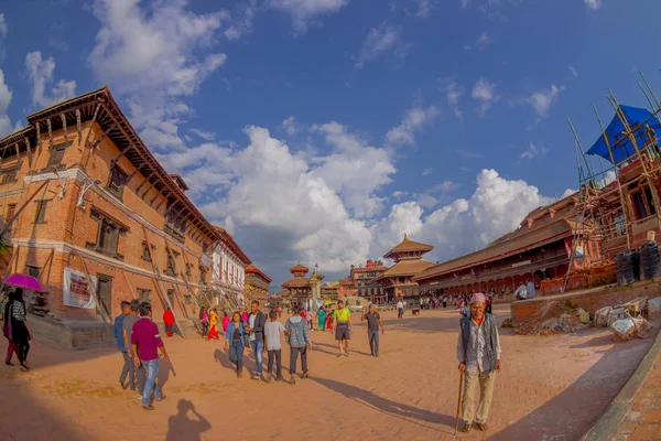 BHAKTAPUR, Nepal - 04 Kasım 2017: plaza eski ve rustik şehir Bhaktapur, Nepal'de yer tapınakları, çevreleyen içinde kimliği belirsiz insanlar balık göz etkisini — Stok fotoğraf