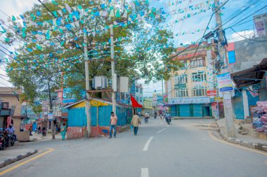 Katmandu, Nepal 15 Ekim 2017: Nepal ve Boudha şehirdeki sokaklarda yürürken tanımlanamayan kişi