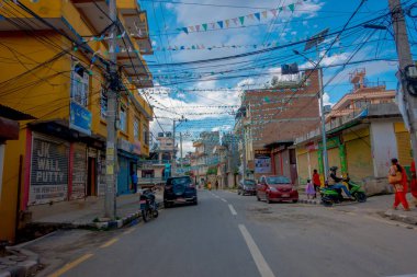 Katmandu, Nepal 15 Ekim 2017: Nepal ve Boudha şehirdeki sokaklarda yürürken tanımlanamayan kişi