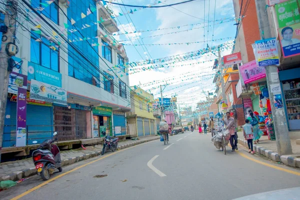 카트만두, 네팔 10 월 15 일, 2017: 정체 불명된 사람들 Boudha 시내, 네팔 거리에서 걷고 — 스톡 사진