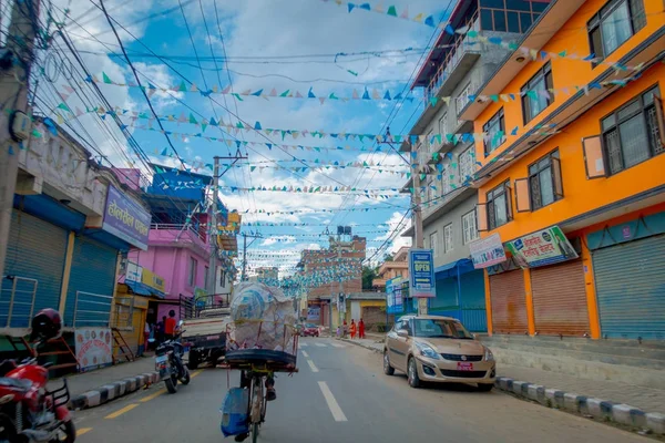 KATHMANDU, NEPAL OCTOBER 15, 2017: Unidentified people walking in the streets in Boudha town, Nepal — Stock Photo, Image