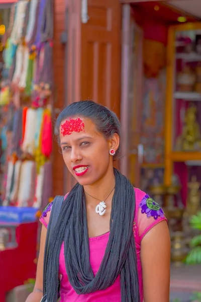 Kathmandu, Nepal, 15 oktober 2017: Portret van vrouwen in traditionele kleding met rode stukken van rijst in haar voorhoofd, in Kathmandu, Nepal in een onscherpe achtergrond — Stockfoto