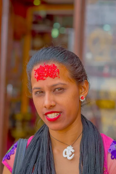 KATHMANDU, NEPAL OCTUBRE 15, 2017: Retrato de mujeres en vestido tradicional con trozos rojos de arroz en la frente, en Katmandú, Nepal en un fondo borroso — Foto de Stock