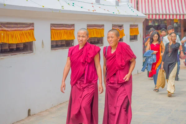 Kathmandu, Nepal 15. Oktober 2017: Unbekannte gehen im Freien und zwei Mönchsfrauen gehen in der Nähe des Boudhanath-Stupa-Gebäudes in Kathmandu, Nepal — Stockfoto