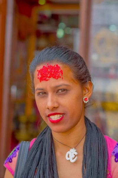 KATHMANDU, NEPAL OCTUBRE 15, 2017: Retrato de mujeres en vestido tradicional con trozos rojos de arroz en la frente, en Katmandú, Nepal en un fondo borroso —  Fotos de Stock