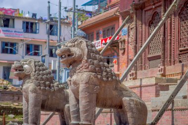 Katmandu, Nepal 15 Ekim 2017: Kuzey girişi ile aslan heykelleri, Changu Narayan, Hindu tapınağı, Katmandu Vadisi'nde, Nepal