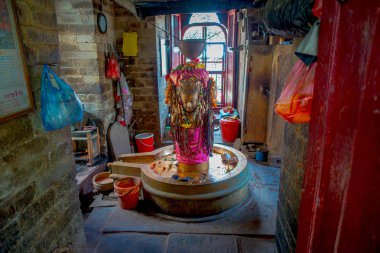 Katmandu, Nepal 15 Ekim 2017: Katmandu Nepal bazı Saygılar ile bir bina içinde altın heykel kapalı görünümünü