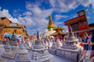 Katmandu, Nepal 15 Ekim 2017: kimliği belirsiz kişiler Swayambhunath, açık havada yürüyüş olduğunu Katmandu Vadisi'nde, Nepal, balık göz etkisi bir tepenin üstüne bir antik dini kompleksi